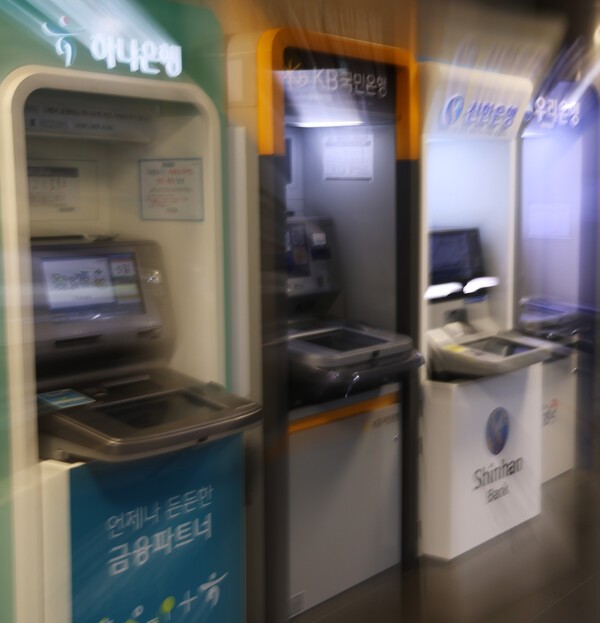 최근 금융권 해킹 사고가 발생한 가운데 지난 5일 서울 시내 한 건물 내에 설치된 은행 ATM기. @ 연합뉴스