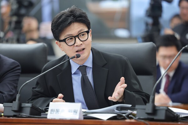 무소속 한동훈 의원이 지난 7일 서울 종로구 남북회담본부에서 열린 외교통일위원회 국정감사에서 정동영 통일부 장관에게 질의하고 있다. ⓒ 연합뉴스