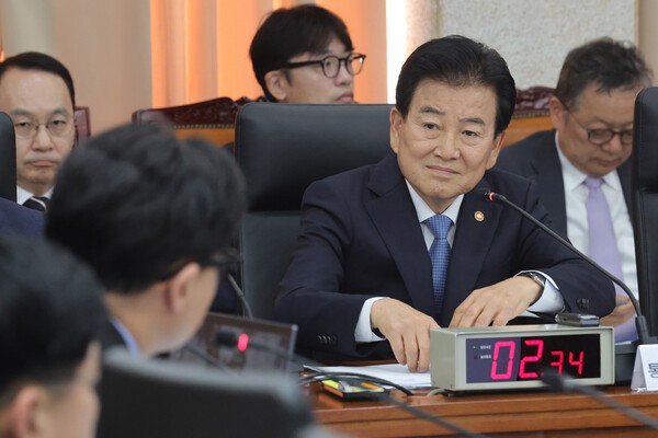 정동영 통일부 장관이 7일 서울 종로구 남북회담본부에서 열린 외교통일위원회 국정감사에서 무소속 한동훈 의원의 질의를 듣고 있다. @연합뉴스