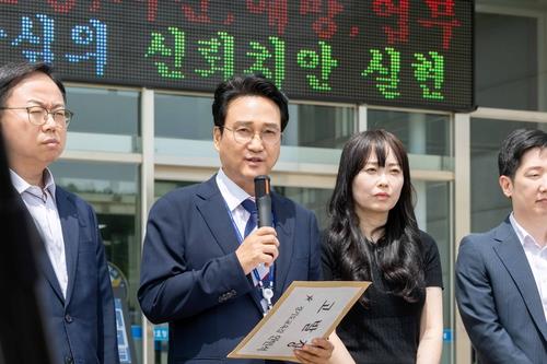 고발장 제출하는 안민석 경기도교육감. ⓒ 경기도교육청 제공