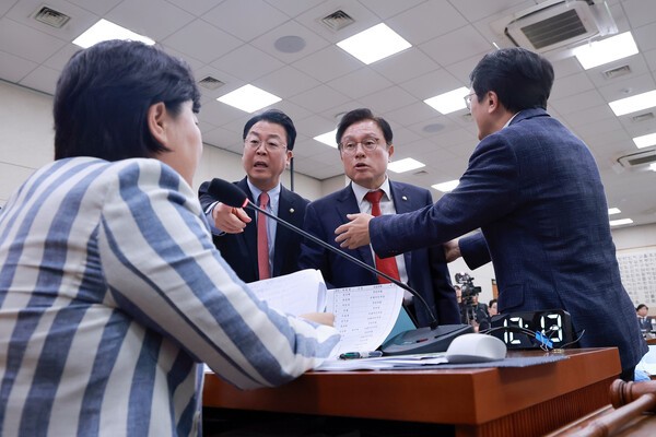 6일 국회 법제사법위원회에서 열린 대법원 등에 대한 국정감사에서 야당 간사인 국민의힘 박형수 의원과 같은 당 곽규택 의원이 위원장인 더불어민주당 서영교 의원에게 질문 순서와 관련해 항의하고 있다. 오른쪽은 여당 간사인 민주당 김의겸 의원@연합뉴스