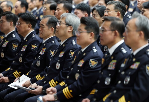 1일 서울 서대문구 경찰청에서 열린 '전국 경찰 수사 지휘관 회의'에서 김종철 경찰청장 직무대행과 홍석기 국수본부장 등 전국 경찰 지휘관들이 영상을 보고 있다.@연합뉴스