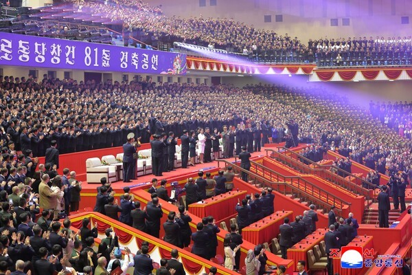 김정은 북한 국무위원장이 지난 10일 평양체육관에서 진행된 노동당 창건 81주년 경축공연을 관람했다고 조선중앙통신이 11일 보도했다. 이날 공연에는 김 위원장의 부인 리설주 여사와 딸 주애도 함께 관람했다. @ 평양조선중앙통신=연합뉴스