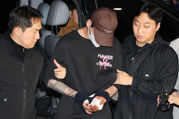 이혼소송 중 장모 살해 및 아내를 납치한 20대 중반 남성 A씨가 11일 서울 송파경찰서로 송치되고 있다.@연합뉴스