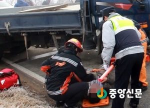 <양평>승용차와 화물차 정면충돌…2명 부상