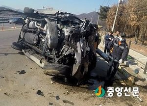 <양평>신원리 8번국도 승용차 신호등 추돌…2명 부상
