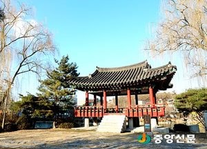 <이천 포토>단청의 우아함이 매력적인 이천 안흥지의 ‘애련정’