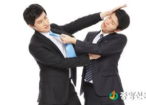 <이천>조원진 후보 지지자들, 문재인 후보 운동원 폭행