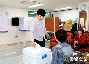 <이천 포토>국민의 권리 ‘소중한 한 표’ 행사하는 주민들