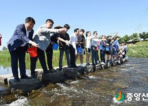 <광주>경안천 생태복원 위한 다슬기 치패 방류