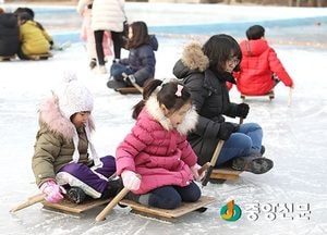 [포토]씽씽~ 얼음썰매 신나요!