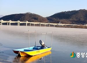 [포토]최강 한파에 꽁꽁 얼어붙은 남한강