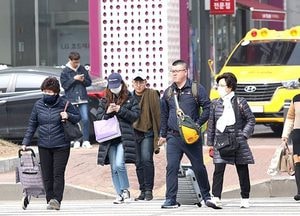 최악의 미세먼지···외출 시 마스크 꼭 착용하세요