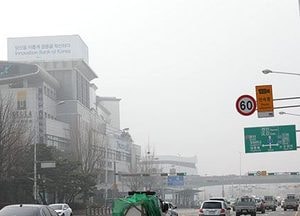 중국발 황사·대기정체로 미세먼지 '나쁨'…"마스크 챙기세요"