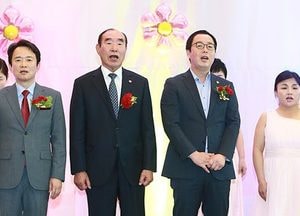 어버이날 행사에 참석해 어머니의 마음을 부르고 있는 남경필 지사