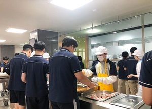 “한 끼 4000원, 사랑과 건강이 담긴 식사”