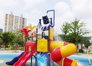 “발물놀이터서 시원한 여름 보내세요”