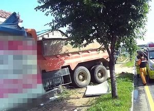 평택서 25t 화물차 민가로 돌진…"인명피해 없어"
