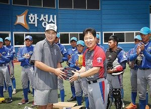이승엽, 라오스 대표팀에 야구용품 후원