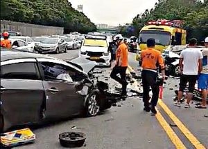 인천 고가도로서 승용차 2대 충돌…2명 중상