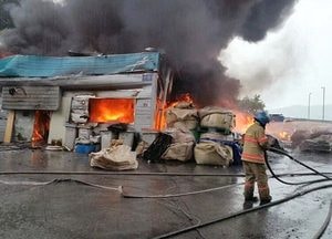 파주 폐플라스틱 보관창고 화재…소방당국 진화중