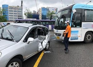 인천 교차로서 간선급행버스-승용차 충돌…1명 부상