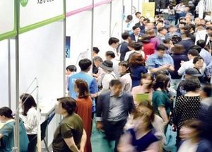 구직자들로 붐비는 채용박람회