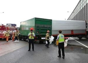 영동고속도로서 4.5t 트럭끼리 추돌…2명 부상