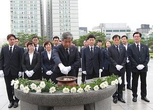 제10대 경기도의회 신임의장단 첫 일정 ‘현충탑 참배’