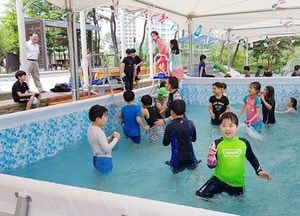 풀장으로 변한 운동장, 아이들 ‘웃음꽃’