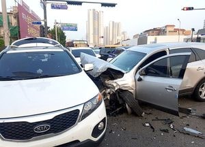 인천 숭의동 능안삼거리서 승용차 등 5대 충돌…8명 부상