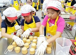 자녀들과 빵 만들기 봉사 “어려운 이웃 도와요”