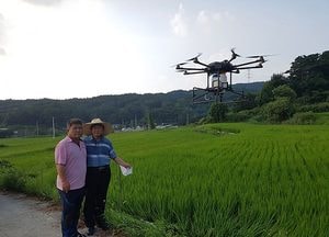 여주농협,  ‘벼 병충해 방지’ 드론 이용  항공방제 실시