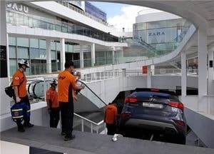 '주차장으로 착각' 쇼핑몰 지하 계단 돌진한 승용차