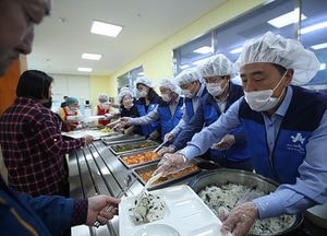김홍성 화성시의회 의장, 취임 100일 기념 배식 봉사