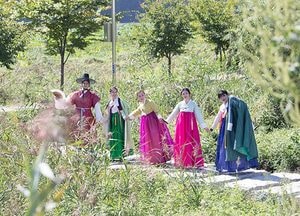 한복 입고 두물머리 가면 선물이 ‘우수수’