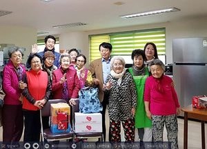 “맛있는 떡 나눠 먹어야죠” 경로당에 ‘사랑의 떡’ 전달