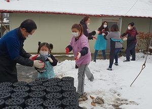 한국해외봉사단원연합회, 신둔면에서 연탄 봉사활동 펼쳐