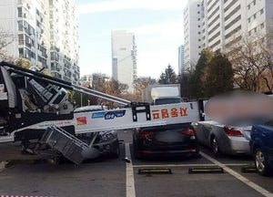 광명 아파트단지서 사다리차 넘어져…차량 5대 파손