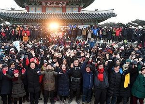 "희망떡국 나누는 신동헌 광주시장"