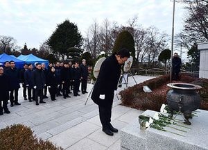 [포토]박남춘 인천시장, 현충탑 참배로 기해년 새해 시작