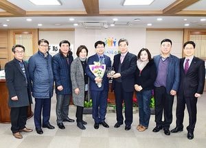 수원 율천동 주민들, 염태영 수원시장에게 감사패 전달...무산될뻔했던 성균관대역 개발사업, 시민들 힘으로 완성
