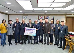 어려운 여건 속에서도 심시일반 모은 성금 전달