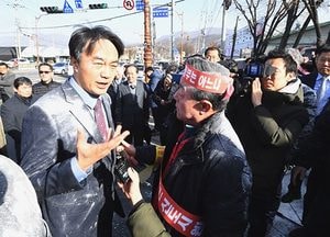 "신도시 철회하라"... 김상호 하남시장 밀가루 세례 봉변