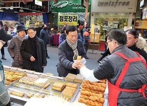 남동구청장, 전통시장 장보기로 구민과 소통