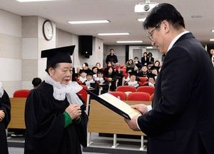 만학의 꿈 이룬 감동의 졸업식…학력인정 문해교육