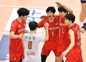 ‘한국전력’, 풀세트 접전 끝 ‘우리카드’ 꺾어