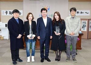 수원 왕갈비·통닭 ‘유명세’…영화 ‘극한직업’관계자에게 감사패 전달