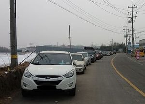 [현장 포토]주차장으로 변해버린 도로, 주민불편...파주시 교통체계 개선 무색
