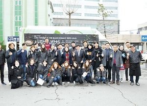 ‘더 브릿지’ 연예인 봉사단, 저소득 어르신 대상 자선공연·사랑의 밥차 운영